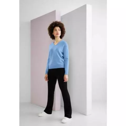 Trui met shop blouse eronder