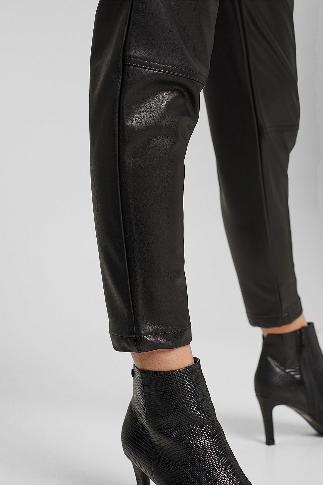 Esprit vegan leather jogger zwart 111EE1B321 001