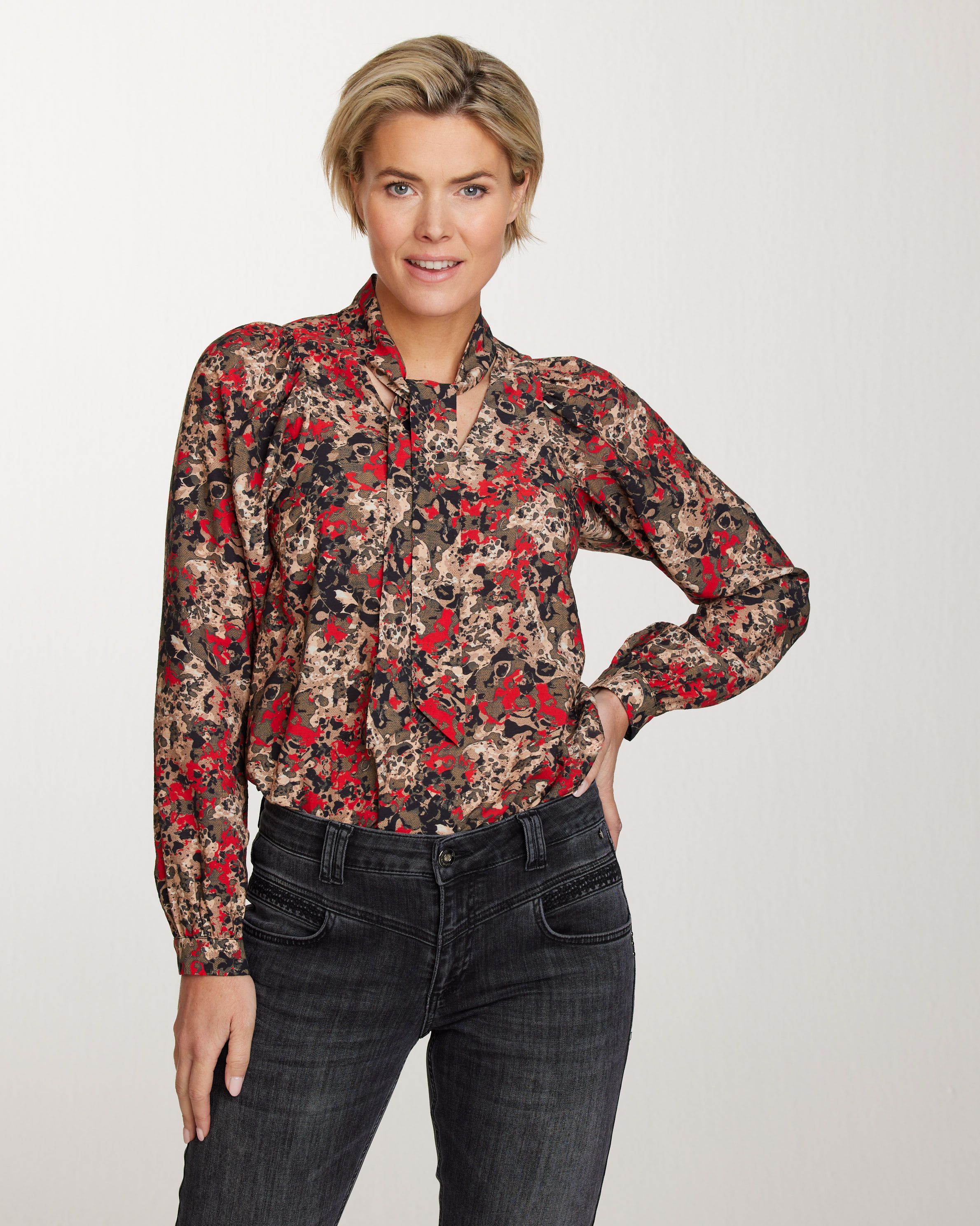 bekennen Per ongeluk beroemd Tramontana print blouse met strik brown C08-06-301